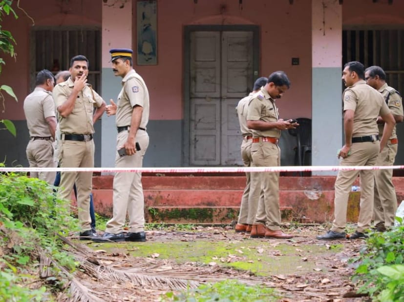  വീടിനടുത്തുള്ള ആൾ പാർപ്പില്ലാത്ത പറമ്പിൽ തേങ്ങ എടുക്കാൻ പോയപ്പോഴാണ് അപകടമുണ്ടായത്. സ്റ്റീൽ ബോംബു പൊട്ടിത്തെറിക്കുകയായിരുന്നു.