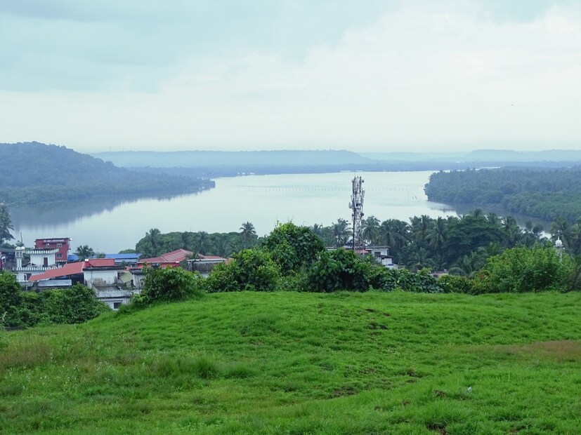  പ്രകൃതിസൗന്ദര്യത്തിനപ്പുറം ചരിത്രവും പാരിസ്ഥിതിക പ്രാധാന്യവും നിറഞ്ഞതാണ് മാടായിപ്പാറ. ഒരു കാലത്ത് ഏഴിമല രാജ്യത്തിൻ്റെ ഭരണ കേന്ദ്രമായിരുന്ന ഇവിടെ വല്ലഭ രാജാവ് നിർമ്മിച്ച ഗംഭീരമായ മാടായി കോട്ട, അതിൻ്റെ ചരിത്രപരമായ ഭൂതകാലത്തിൻ്റെ അവശേഷിപ്പായി നിലകൊള്ളുന്നു.