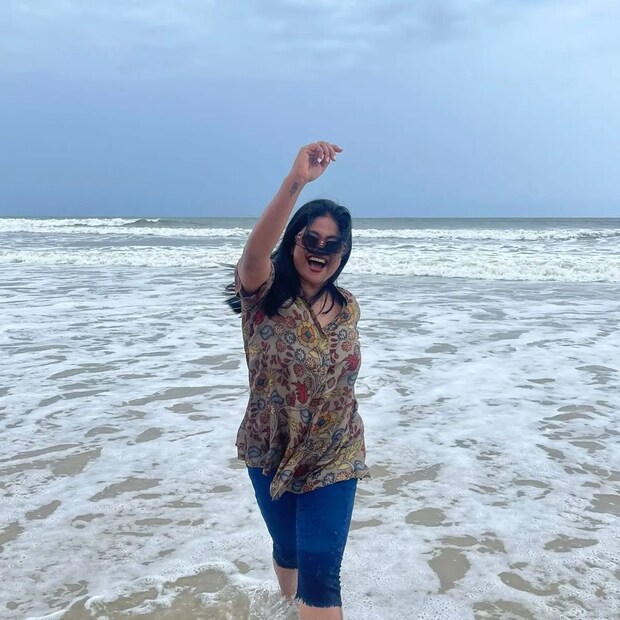 ഗോവയിലെ ബീച്ചിൽ അടിച്ചുപൊളിക്കുന്ന തന്റെ ചിത്രങ്ങൾ മഞ്ജു പിള്ള ഇൻസ്റ്റഗ്രാമിൽ പങ്കിട്ടു. ജീവിതം അതിന്റെ പൂർണതയിൽ ജീവിക്കുന്നു എന്നാണ് മഞ്ജുവിന്റെ ക്യാപ്‌ഷൻ. നിരവധിപേർ മഞ്ജുവിന്റെ ചിത്രങ്ങളിൽ കമന്റ് ചെയ്തു (തുടർന്ന് വായിക്കുക)