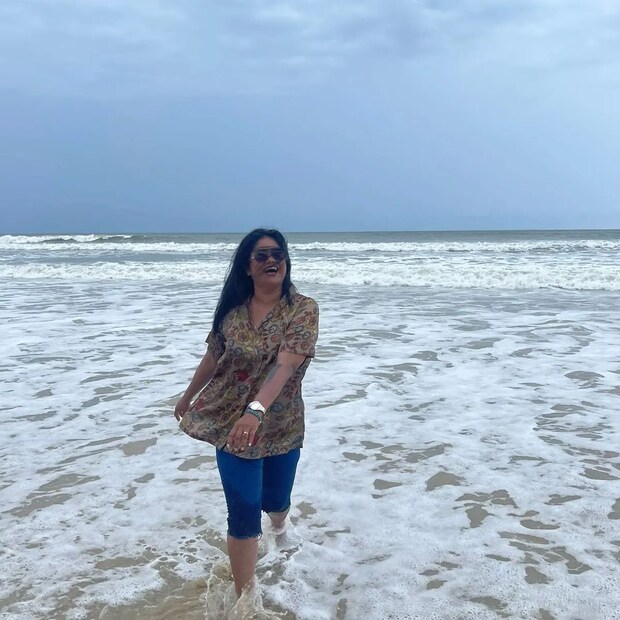 റിയാസ് ഖാന്റെ 'അടിച്ചുകേറി വാ' എന്ന ഡയലോഗുമായി അടുത്ത ബന്ധമുണ്ട് ദയയുടെ വാചകത്തിന്. 'കയറിവാ മകളേ' എന്ന് ദയ. മഞ്ജു പിള്ള ഈ കമന്റിന് മറുപടി കൊടുക്കുകയും ചെയ്തു 