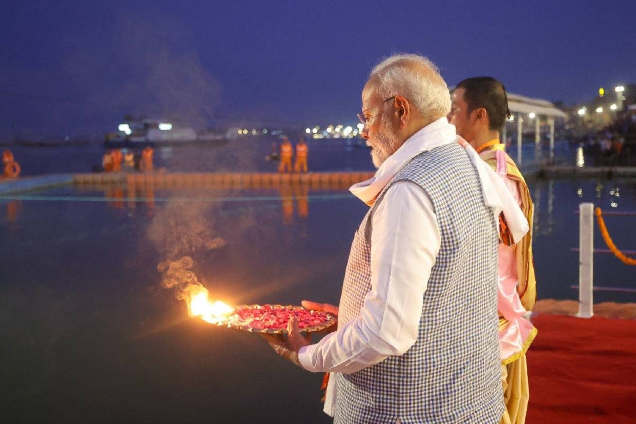 ഗംഗാ ആരതിയിൽ പങ്കെടുത്ത് നരേന്ദ്രമോദി; മൂന്നാമതും പ്രധാനമന്ത്രിയായ ശേഷം ആദ്യമായി കാശിയിൽ