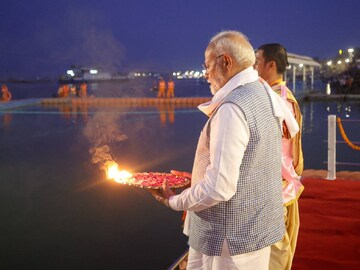 ഗംഗാ ആരതിയിൽ പങ്കെടുത്ത് നരേന്ദ്രമോദി; മൂന്നാമതും പ്രധാനമന്ത്രിയായ ശേഷം ആദ്യമായി കാശിയിൽ