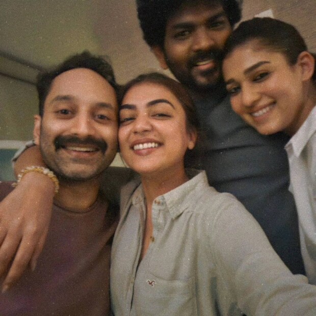 ആറ്റ്ലിയുടെ ആദ്യ ചിത്രം 'രാജാ റാണി' കണ്ടവർ റെജീനയേയും കീർത്തനയേയും ഓർക്കുന്നുണ്ടാകും. അവർ വീണ്ടും കണ്ടുമുട്ടിയിരിക്കുന്നു. നീണ്ട വർഷത്തെ ഇടവേള അവസാനിപ്പിച്ച് നയൻ‌താര (Nayanthara), വിഗ്നേഷ് ശിവൻ (Vignesh Shivan), നസ്രിയ (Nazriya Nazim), ഫഹദ് ഫാസിൽ (Fahadh Faasil) എന്നിവർ ഒത്തുകൂടി. ചിത്രങ്ങളുമായി നസ്രിയ ഇൻസ്റ്റാഗ്രാമിൽ എത്തിച്ചേർന്നു. നയനും നസുവും വൈറ്റ് ഷർട്ടിൽ ട്വിൻ ചെയ്യുന്നുണ്ട്