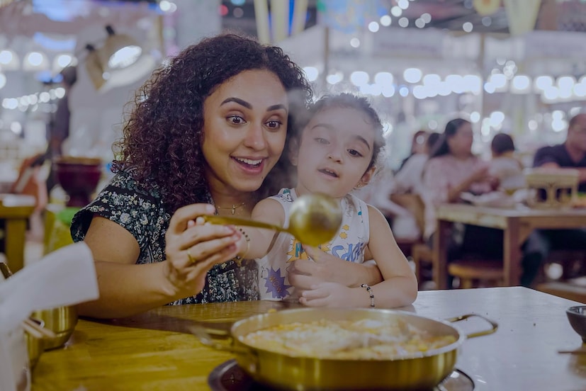 'ഉറക്കമുണർന്നു നോക്കിയപ്പോൾ' എന്ന് ശ്രീനിഷ്. ഇനി മണിച്ചിത്രത്താഴിൽ ഗംഗയുടെ കയ്യിലേത് നാഗവല്ലിയുടെ ആഭരണമല്ല എന്ന് സണ്ണി പറയുന്ന നിമിഷം ഓർക്കുക. അത്രേം എക്സ്പ്രെഷൻ ഒത്തില്ലെങ്കിലും, ഏതാണ്ട് അതേ വികാരം തന്നെ പേളിയുടെ മുഖത്ത് പൊട്ടിവിരിഞ്ഞു. പേളി നാഗവല്ലിയായി. ദുർഗാഷ്‌ടമിയിലെ ഓംകാര നടനമായി മാറി കമന്റ് ബോക്‌സും 