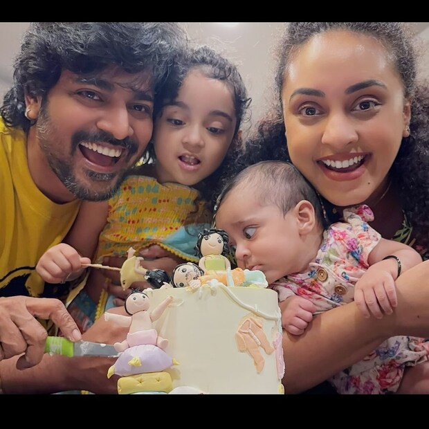 പേളി മാണിയുടെ ഏറ്റവും പുതിയ വീഡിയോയിൽ അവർ വാഹനം പോലും കടന്നു ചെല്ലാത്ത നട്ടവഴിയിലൂടെ രണ്ടു പിഞ്ചു കുഞ്ഞുങ്ങളുമായി നടന്നു നീങ്ങുന്ന ദൃശ്യം കാണാം. കൂടെ ശ്രീനിഷിന്റെ സഹോദരീ പുത്രിമാരായ ഋതികയും ശ്രുതികയും മറ്റു കുടുംബാംഗങ്ങളും ഉണ്ട്. കുഞ്ഞായ നില ചേച്ചിമാരിൽ ഒരാളുടെ ഒക്കത്തേറി. നിതാര അമ്മയുടെ കയ്യിലും. ഈ യാത്ര ഒരു വീട്ടിലേക്കാണ് (തുടർന്ന് വായിക്കുക)
