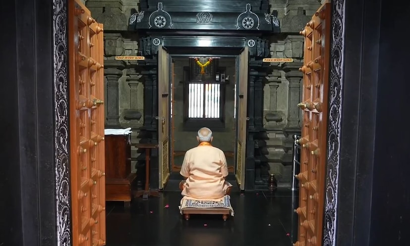  സൂര്യനമസ്‌കാരത്തിനുശേഷം അദ്ദേഹം സഭാമണ്ഡപത്തിലെ വിവേകാനന്ദപ്രതിമയ്ക്കു മുന്നില്‍ ധ്യാനനിരതനായി.