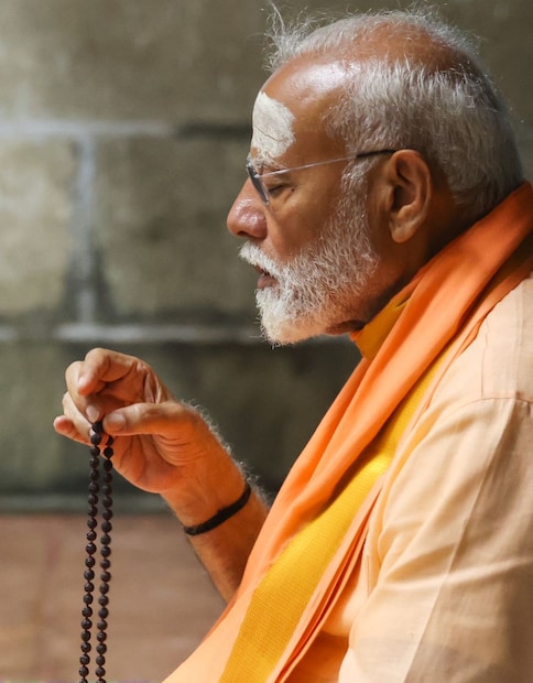  തിരുവള്ളുവരുടെ പ്രതിമയിൽ ആദരമർപ്പിച്ചതിനുശേഷമായിരുന്നു പ്രധാനമന്ത്രിയുടെ മടക്കം.