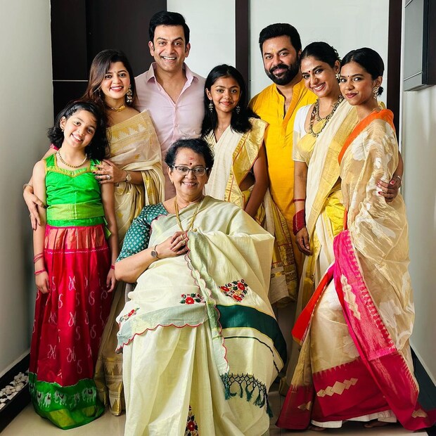 മല്ലികയ്ക്കും സുകുമാരനും മക്കളായ ഇന്ദ്രജിത്തിനും പൃഥ്വിരാജിനും പ്രണയവിവാഹമായിരുന്നു. മല്ലികയുടെ ഒപ്പം സീരിയലിൽ അഭിനയിച്ച പൂർണിമയെ ഇന്ദ്രജിത്ത് പ്രണയിച്ചുവെങ്കിൽ, ഒരു മാധ്യമ റിപ്പോർട്ടിനായി പരിചയപ്പെട്ട സുപ്രിയാ മേനോനുമായി പൃഥ്വിരാജ് പ്രണയത്തിലാവുകയായിരുന്നു 