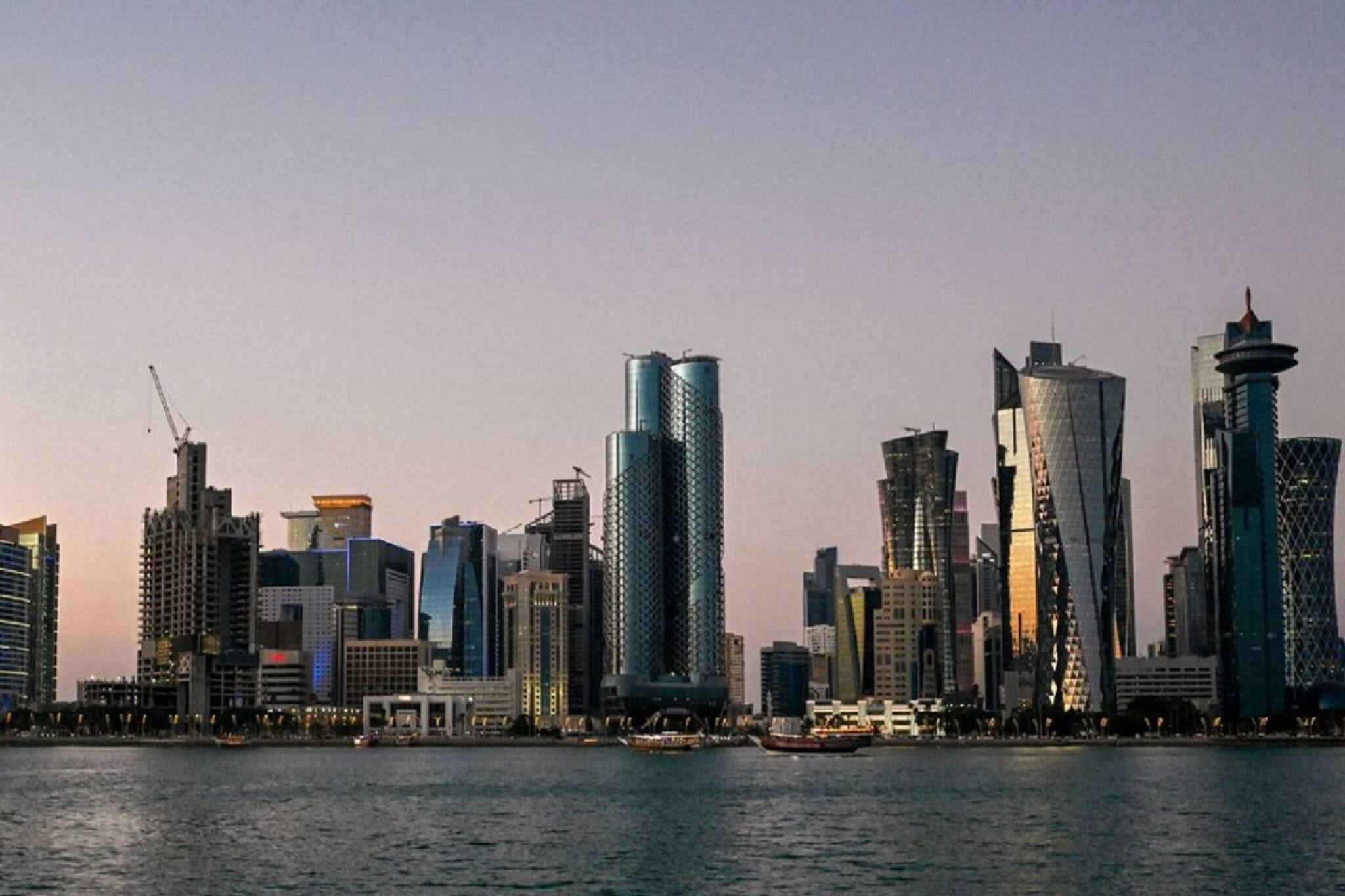 ഇറുകിയ വസ്ത്രവും അനുചിതമായ മേക്കപ്പും പാടില്ല; സര്‍ക്കാര്‍ ജീവനക്കാര്‍ക്ക് പുതിയ ഡ്രസ് കോഡുമായി ഖത്തര്‍