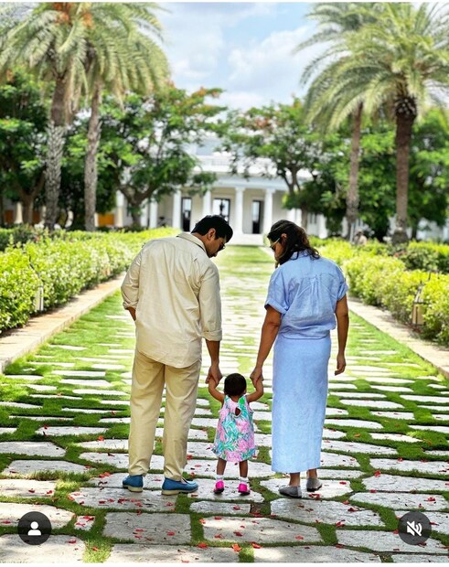  എന്റെ പ്രിയപ്പെട്ട ക്ലിന്‍ കാര കോണ്ടിലേലയ്ക്ക് സന്തോഷകരമായ പിറന്നാള്‍ ആശംസകള്‍. നീ ഞങ്ങളെ പൂര്‍ണയാക്കി. ഞങ്ങളുടെ ജീവിതത്തില്‍ സന്തോഷം നിറച്ചതിന് നന്ദി.- എന്ന അടിക്കുറിപ്പിലാണ് വീഡിയോ പങ്കുവച്ചത്. താന്‍ ഈ വിഡിയോ ഒരുപാട് തവണ കണ്ടെന്നും ഉപാസന കുറിച്ചു.
