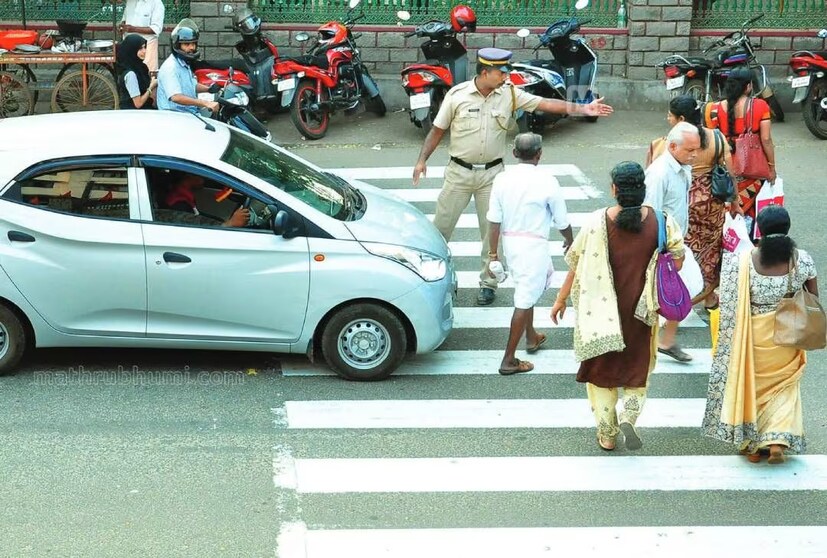  വിദ്യാർഥിനി ഇന്നലെ മാരകമായ അപകടത്തിൽ നിന്ന് അത്ഭുതകരമായി രക്ഷപ്പെട്ടുവെങ്കിലും, ഭാഗ്യം നമ്മെ എപ്പോഴും തുണക്കണമെന്നില്ല, പ്രത്യേകിച്ച് സീബ്രാ ലൈനുകൾ ഉപയോഗിച്ച് ക്രോസ് ചെയ്യുമ്പോൾ. കാൽനടയാത്രക്കാരും വാഹനമോടിക്കുന്നവരും റോഡ് സുരക്ഷാ പ്രോട്ടോക്കോളുകൾ കർശനമായി പാലിക്കേണ്ടതിൻ്റെ നിർണായക ആവശ്യകതയെ ഈ സംഭവം അടിവരയിടുന്നു.