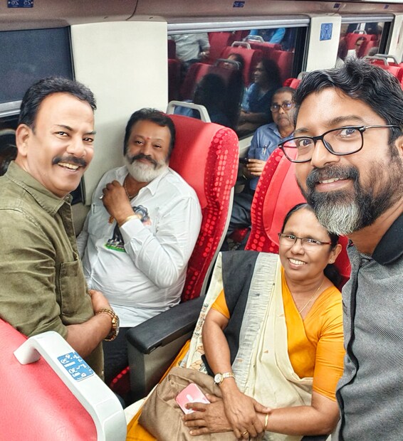  'കേന്ദ്രമന്ത്രിയായതിന് ശേഷം എസ്ജി (സുരേഷ് ഗോപി)യുമായുള്ള എന്റെ ആദ്യ കൂടിക്കാഴ്ച വന്ദേ ഭാരതിൽ. ഒരു വലിയ ആലിം​ഗനത്തോടെ എസ്ജിയെ അഭിനന്ദിക്കുന്നു. പിന്നെ കെ കെ ശൈലജ ടീച്ചറേയും അപ്രതീക്ഷിതമായി കണ്ടുമുട്ടി. ഈ നിമിഷത്തെ ഇഷ്ടപ്പെടുന്നു. ജയ് ഹിന്ദ്' - എന്നാണ് മേജർ രവി ഇവർക്കൊപ്പമുള്ള ചിത്രം പങ്കുവച്ച് കുറിച്ചിരിക്കുന്നത്. ‌