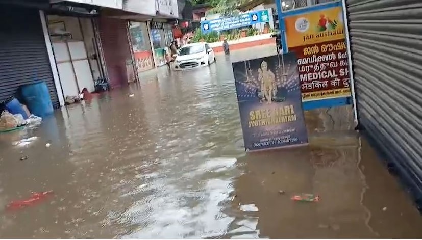  തിരുവനന്തപുരം: കേരളത്തിൽ അതിതീവ്ര മഴയ്ക്ക് സാധ്യതയുള്ളതിനാൽ കേന്ദ്ര കാലാവസ്ഥ വകുപ്പ് വിവിധ ജില്ലകളിൽ റെഡ് അലർട്ട് പ്രഖ്യാപിച്ചു. ശനിയാഴ്ച തൃശൂർ, മലപ്പുറം, കോഴിക്കോട് ജില്ലകളിലാണ് റെഡ് അലർട്ട് പ്രഖ്യാപിച്ചത്.