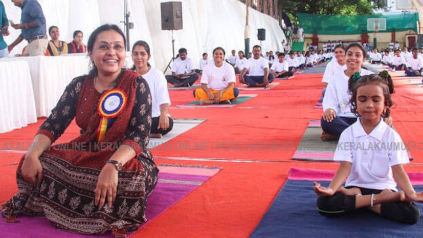  തലസ്ഥാനമായ തിരുവനന്തപുരം സെൻട്രൽ സ്റ്റേഡിയത്തിൽ ആരോഗ്യമന്ത്രി വീണാ ജോർജ്ജ് യോഗാ ദിന പരിപാടികൾ ഉദ്ഘാടനം ചെയ്തു. ശാരീരികവും മാനസികവുമായ ക്ഷേമത്തിന് യോഗയുടെ പ്രാധാന്യം ഉൾക്കൊണ്ട് ആയിരങ്ങൾ പങ്കെടുത്തു. എറണാകുളത്തെ കൊച്ചി ലുലു മാളിൽ മാസ് യോഗ സെഷൻ നടന്നു. സംസ്ഥാനത്തുടനീളമുള്ള സ്കൂളുകളും കോളേജുകളും യുവതലമുറകൾക്കിടയിൽ യോഗയെ പ്രോത്സാഹിപ്പിച്ചു.