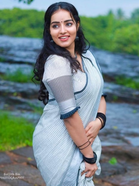 മലയാളികളുടെ പ്രിയ നടിയായ മാളവിക മോനോൻ (Malavika Menon) തന്റെ ഇൻസ്റ്റ​ഗ്രാമിൽപങ്കുവെച്ച പുത്തൻ ചിത്രങ്ങളാണ് ഇപ്പോൾ ശ്രദ്ധ നേടുന്നത്. സാരിയാണ് താരം ധരിച്ചിരിക്കുന്നത്.