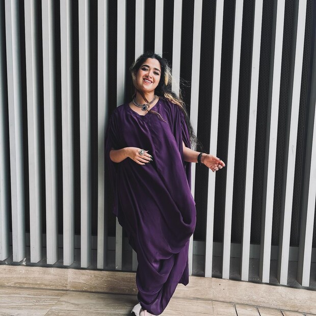 മൂന്നു മാസം കൊണ്ട് ഒന്നും രണ്ടുമല്ല, പത്ത് കിലോ കുറച്ചു അഭിരാമി. സൗന്ദര്യം മുന്നിൽക്കണ്ടല്ല ഈ മാറ്റം എന്ന് അഭിരാമി പ്രത്യേകം പറയുന്നുണ്ട്. ഒരുപാട് ശരീരഭാരം കൈകാര്യം ചെയ്തുള്ള പരിചയമില്ലായ്മയുണ്ട്. അൽപ്പം കൂടുതൽ ആത്മവിശ്വാസവും എളുപ്പവും തോന്നാനായിരുന്നു ഈ മാറ്റമെന്ന് അഭിരാമി 