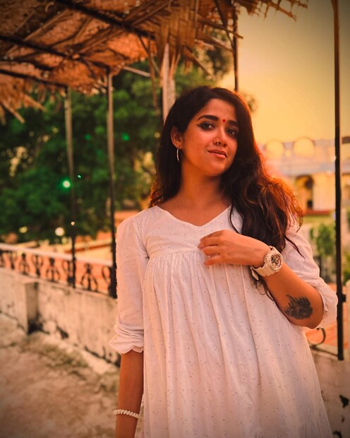 ഇത്രയും അടുത്ത് നിന്നിട്ടും നിങ്ങൾ അഭിരാമിയിൽ ഒരു കാര്യം ശ്രദ്ധിച്ചായിരുന്നോ? ഉണ്ടാവാൻ സാധ്യതയില്ല. കാരണം വിളിച്ചു കൂട്ടി ആളെ വരുത്തിയല്ല അത്തരമൊരു മാറ്റം അഭിരാമി ആഗ്രഹിച്ചത്. ലക്‌ഷ്യം കണ്ട ശേഷം അഭിരാമി ആ വിവരങ്ങൾ സോഷ്യൽ മീഡിയയിൽ പോസ്റ്റ് ചെയ്തു എന്ന് മാത്രം (തുടർന്ന് വായിക്കുക)