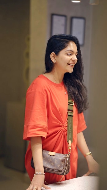 അനുജത്തിയോട് ചേച്ചി കാര്യം അവതരിപ്പിച്ചാൽ, നടക്കും എന്ന പ്രതീക്ഷയിൽ ഒരാൾ അഭ്യർത്ഥനയുമായി അഹാനയുടെ മുന്നിലെത്തി. 'ഹൻസുവിനോട് ബ്ലോക്ക് മാറ്റാൻ പറയോ' എന്നാണ് ആവശ്യം. ആളുടെ പ്രൊഫൈൽ ഫോട്ടോയും പേരും മറച്ച ശേഷം ആ സംഭാഷണം അഹാന ഇൻസ്റ്റഗ്രാം സ്റ്റോറിയാക്കി 