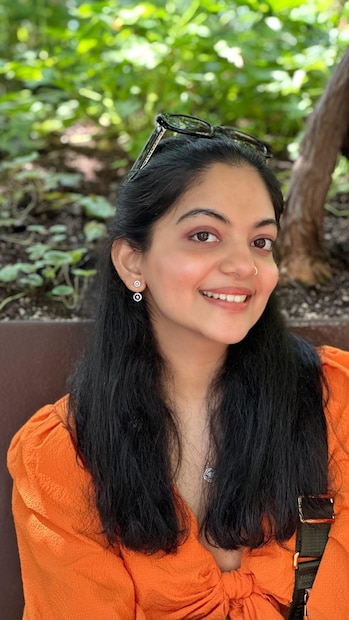  ഇൻസ്റ്റഗ്രാമിൽ 2 മില്ല്യണിലധികം ഫോളോവേഴ്സ് ഉള്ള താരമാണ് അഹാന. ഞണ്ടുകളുടെ നാട്ടിൽ ഇടവേള എന്ന ചിത്രത്തിലൂടെയാണ് വെളളിത്തിരയിൽ എത്തിയത്.