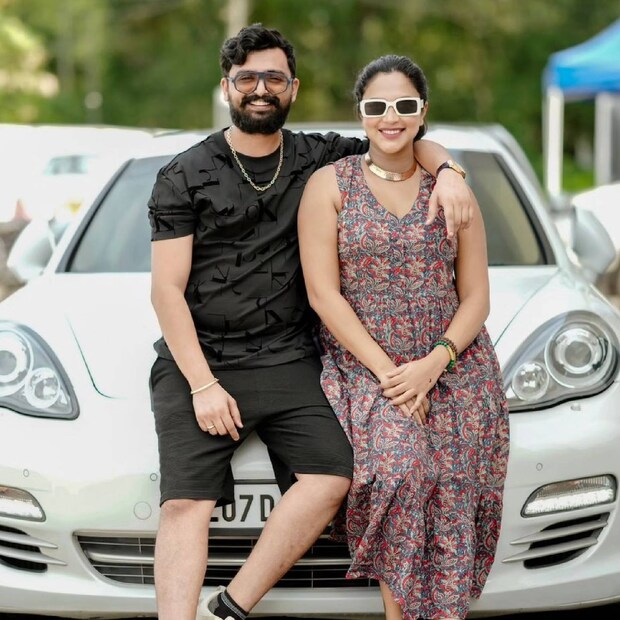 വിവാഹത്തിനും മുൻപേ ഗർഭധാരണം ഉണ്ടായി എന്ന് മറച്ചു വെക്കാതെ പറഞ്ഞയാളാണ് അമല പോൾ. ആദ്യ വിവാഹത്തിന്റെ കയ്പ്പേറിയ അനുഭവം ഉണ്ടായതിനാൽ, ആറു മാസമോ ഒരു വർഷമോ ഡേറ്റ് ചെയ്ത ശേഷം മാത്രമേ വിവാഹം ചെയ്യൂ എന്നായിരുന്നു തീരുമാനം എങ്കിലും, അതെല്ലാം തകിടം മറിയുകയായിരുന്നു എന്ന് അമല (തുടർന്ന് വായിക്കുക) 