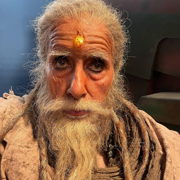  ഇന്ത്യൻ മിത്തോളജിയിൽ വേരൂന്നി പുരാണങ്ങളിൽ നിന്ന് പ്രചോദനം ഉൾക്കൊണ്ട് ഭാവിയെ തുറന്നുകാണിക്കുന്ന ഒരു സയൻസ് ഫിക്ഷനാണിത്. ബാഹുബലിക്കു ശേഷം പ്രഭാസിന്റെ വന്‍ തിരിച്ചുവരവാണ് ചിത്രത്തില്‍.