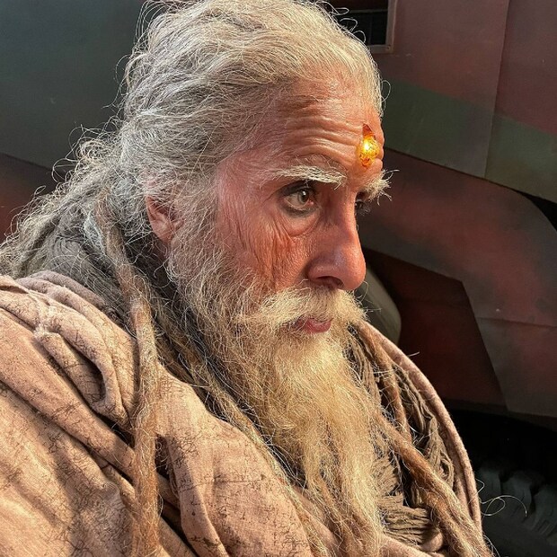  ചിത്രം പുറത്തിറങ്ങിയത് മുതൽ താരങ്ങൾ ഉൾപ്പെടെ നിരവധി പേരാണ് ചിത്രത്തിൽ അഭിനയിച്ച താരങ്ങളെ പ്രശംസിച്ച് രംഗത്ത് വരുന്നത്. ഇതിൽ പ്രേക്ഷകരെ ഒരു പോലെ ഞെട്ടിച്ചത് അശ്വത്ഥാമാവായി എത്തിയ അമിതാഭ് ബച്ചനാണ്. ഇപ്പോഴിതാ താരത്തിന്‍റെ മേക്കപ്പ് ചിത്രങ്ങള്‍ പുറത്തുവിട്ടിരിക്കുകയാണ് ചിത്രത്തിന്‍റെ അണിയറ പ്രവര്‍ത്തകര്‍.