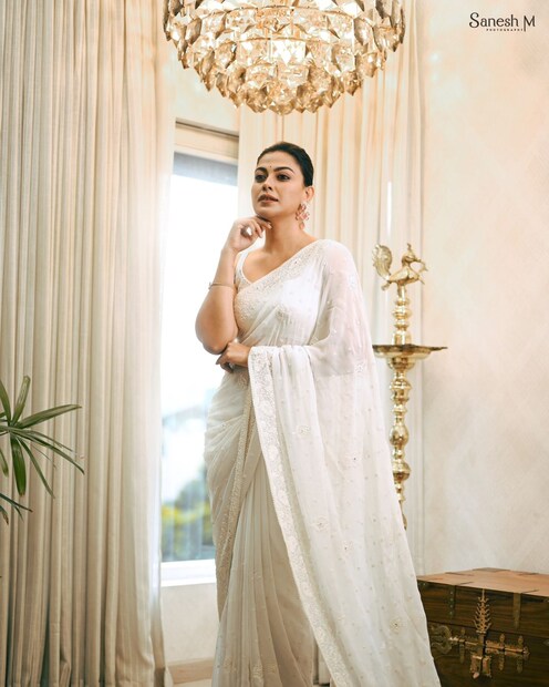  മലയാളി പ്രേക്ഷകരുടെ ഇഷ്ടതാരമാണ് നടി അനുശ്രീ(Anusree). ഡയമണ്ട് നെക്‌ളേസ്‌ (Diamond Necklace) എന്ന ഒറ്റ ചിത്രത്തിലൂടെ മലയാളി സിനിമ പ്രേമികളുടെ മനസ്സിൽ സഥാനം പിടിക്കാൻ താരത്തിനു സാധിച്ചു.