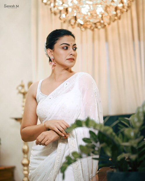  തന്റെ വിശേഷങ്ങളെല്ലാം സമൂഹമാധ്യമം വഴി ആരാധകരുമായി താരം പങ്കുവെക്കാറുണ്ട്.  താരത്തിന്റെ പുത്തൻ ഫോട്ടോഷൂട്ട് ചിത്രങ്ങളാണ് ഇപ്പോൾ സമൂഹമാധ്യമത്തിൽ വൈറലായിരിക്കുന്നത്.