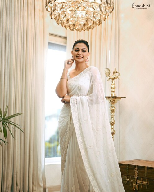  തൂവെള്ള സാരിയിൽ മാലാഖയെപ്പോലെയാണ് താരത്തിന്റെ ലുക്ക്. ബോൾഡ് ആൻഡ് ബ്യൂട്ടിഫുൾ ലുക്ക്, റോയൽ ലുക്ക് എന്നൊക്കെ  പറയാം. എന്തായാലും ചിത്രങ്ങൾ ആരാധകർ ഏറ്റെടുത്തു.