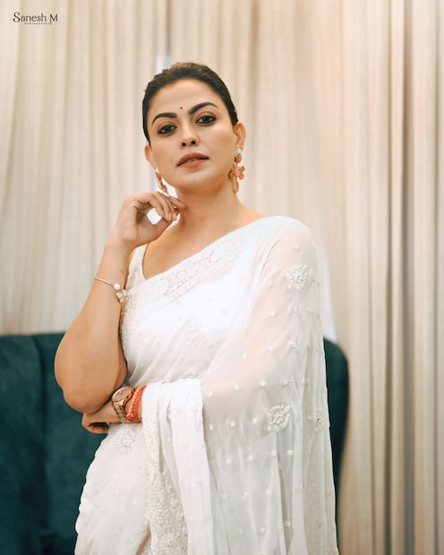  തൂവെള്ള സാരിയോടൊപ്പം സ്ലീവ്ലെസ് ബ്ലൗസാണ് താരം അണിഞ്ഞിരിക്കുന്നത്. സ്റ്റേറ്റ്മെന്റ് കമ്മലുകലാണ് സാരിക്കൊപ്പം അനുശ്രീ അണിഞ്ഞിരിക്കുന്നത്. സിംപിൾ മേക്കപ്പിലാണ് താരം എത്തിയത്.
