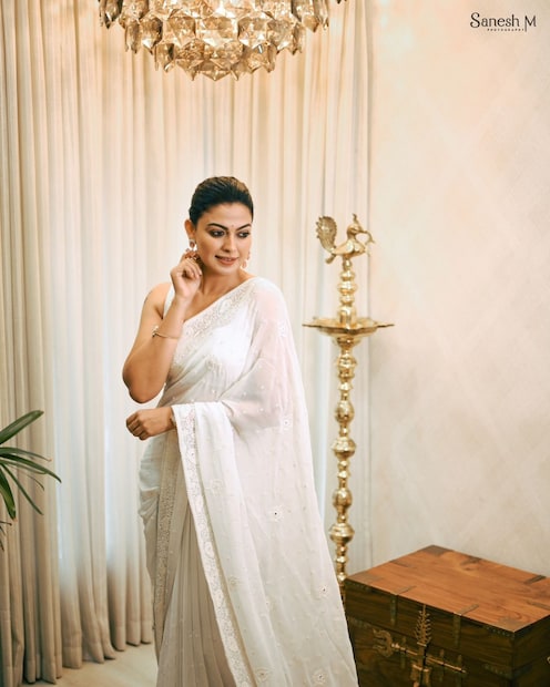  ട്രെഡീഷണലായാലും മോഡേൺ ആയാലും അനുശ്രീക്ക് ഏത് വസ്ത്രവും ഇണങ്ങും. എങ്കിലും പാരമ്പര്യ വസ്ത്രങ്ങളോടാണ് അനുശ്രീക്ക് ഏറെ ഇഷ്ടം.