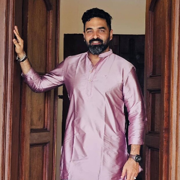 കഴിഞ്ഞ ദിവസം ഗായിക അദ്വൈത പത്മകുമാറിന്റെ ഒപ്പം നിൽക്കുന്ന ഒരു ചിത്രം ഗോപി പോസ്റ്റ് ചെയ്തിരുന്നു. 'പേജ് ഒന്ന് ആക്റ്റീവ് ആക്കണം എന്ന് വിചാരിച്ചു' എന്ന് ക്യാപ്‌ഷൻ നൽകിയാണ് ഗോപി സുന്ദർ ചിത്രം പോസ്റ്റ് ചെയ്തത്. ഫേസ്ബുക്ക് പേജിലാണ് ഗോപിയുടെ ചിത്രം പ്രത്യക്ഷപ്പെട്ടത് (തുടർന്ന് വായിക്കുക)