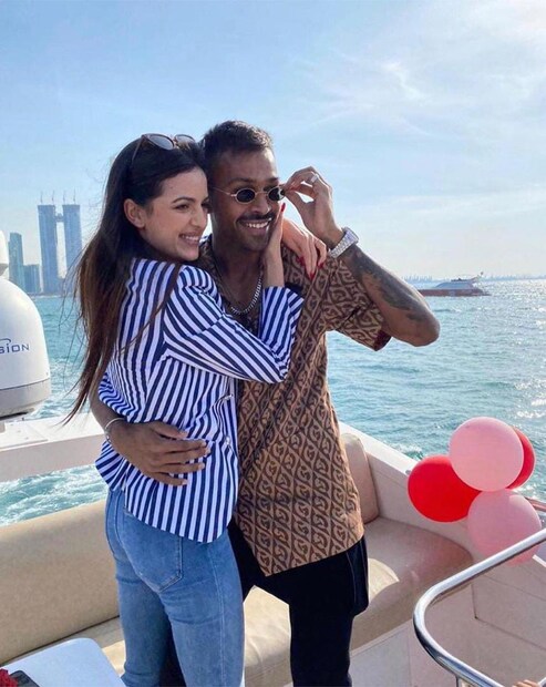  ഇന്ത്യൻ ക്രിക്കറ്റ് താരം ഹാർദിക് പാണ്ഡ്യയും (Hardik Pandya) ഭാര്യ നതാഷ സ്റ്റാൻകോവിച്ചും(Natasa Stankovic) വേർപിരിയുന്നു എന്ന അഭ്യൂഹങ്ങൾക്കൊടുവിൽ ഇന്നലെയാണ് സ്ഥിതീകരണം വന്നത്. നാല് വർഷത്തെ ദാമ്പത്യ ജീവിതം അവസാനിപ്പിക്കാൻ തീരുമാനിച്ചതായി ഹർദിക്ക് തന്നെയാണ് തന്റെ ഇൻസ്റ്റഗ്രാം പോസ്റ്റിൽ വ്യക്തമാക്കിയത്.