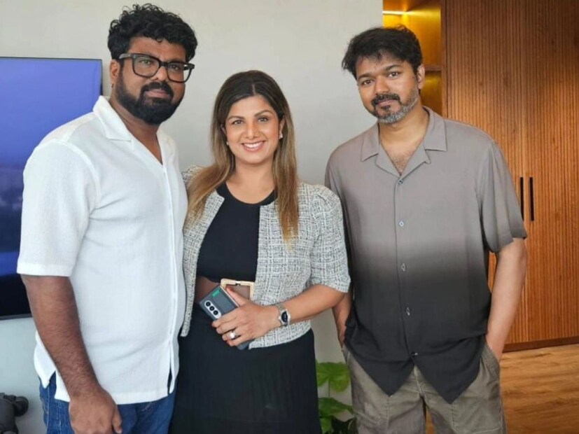  ഭർത്താവ് ഇന്ദ്രകുമാർ പത്മനാഥൻ, മക്കളായ സാഷ, ലാവണ്യ, ഷിവിൻ എന്നിവർക്കൊപ്പമാണ് രംഭ വിജയിയുടെ വീട്ടിലെത്തിയത്. പഴയകാല സൂപ്പർഹിറ്റ് ജോഡികളെ വീണ്ടും ഒന്നിച്ച് കണ്ടതിന്റെ ആവേശത്തിലാണ് ആരാധകരും.