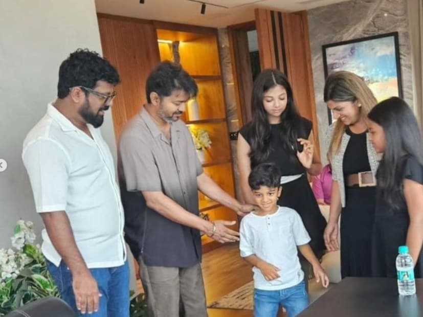  വിജയിയേയും രംഭയേയും ഇങ്ങനെ ഒന്നിച്ച് കാണുമ്പോൾ തങ്ങളും തൊണ്ണൂറുകളിലേക്ക് മടങ്ങി പോകുന്നത് പോലെ തോനുന്നുവെന്നാണ് ആരാധകരുടെ പ്രതികരണം.