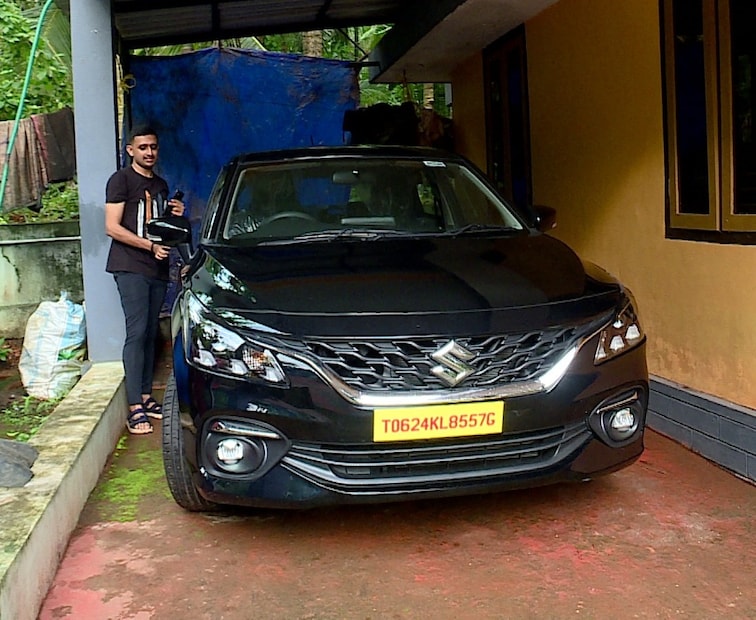 മറ്റെന്തെങ്കിലും ജോലി ചെയ്യുന്നവരോ പ്രൊഫഷണലുകളോ ആണ് സായൂജിന്റെ ക്ലാസിലേക്ക് എത്തുന്നവരില്‍ അധികവും. നോട്‌സ് എഴുതാന്‍ സമയമില്ലാത്തവര്‍ സായൂജിന്റെ നോട്‌സ് നോക്കിയാണ് പഠിക്കുന്നത്. തെക്കന്‍ ജില്ലകളില്‍ നിന്നുള്ളവരാണ് സായൂജിന്റെ ക്ലാസ്സിലെത്തുന്നവരില്‍ അധികവും. ക്ലാസ്സുകള്‍ക്കായി മാസം 500 രൂപ ഫീസ് സായുജ് ഏര്‍പ്പെടുത്തിയിരുന്നു. എന്നാല്‍ ആ ഫീസ് നല്‍കാന്‍ നിവൃത്തിയില്ലാത്തവര്‍ക്ക് തന്റെ ക്ലാസ്സുകളുടെ ലിങ്ക് സൗജന്യമായി നല്‍കിവരാറുണ്ടെന്നും സായൂജ് പറയുന്നു.
