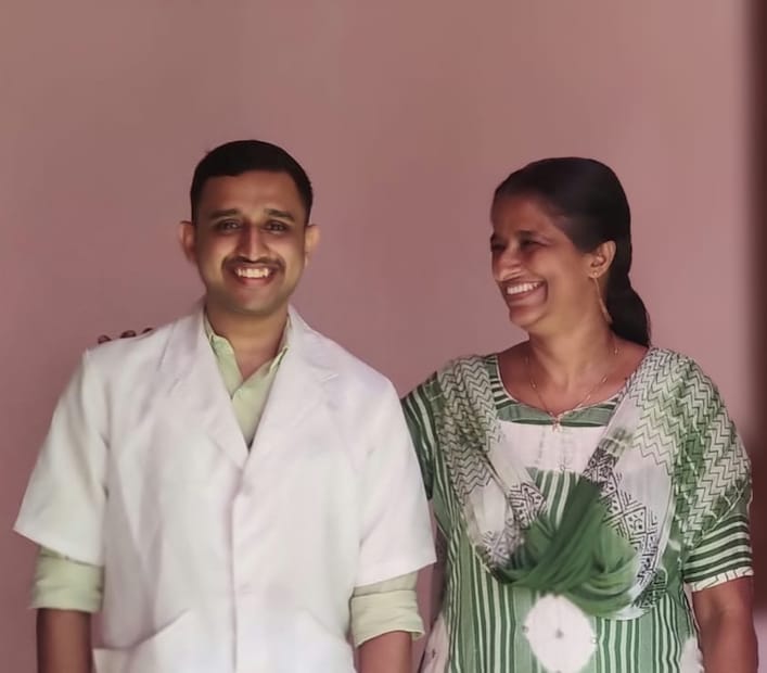  നിലവില്‍ പുതിയ വിദ്യാര്‍ത്ഥികള്‍ക്കായി ഫീസ് 1000 രൂപയായി ഉയര്‍ത്തി. എസ് സി ഐഎഎസ് അക്കാദമി എന്നായിരുന്നു സായൂജിന്‍റെ യുട്യൂബ് ചാനലിന്റെ ആദ്യ പേര്. പിന്നീട് ചാനലിന്റെ പേര് ഐഎഎസ് ഹബ്ബ് മലയാളം എന്ന് മാറ്റുകയായിരുന്നു. മലയാളത്തിലാണ് സായൂജ് ക്ലാസെടുക്കുന്നത്. ഒപ്പം ഇംഗ്ലീഷിലുള്ള നോട്‌സും ഉദ്യോഗാര്‍ത്ഥികള്‍ക്ക് നല്‍കുന്നുണ്ട്. ടെലിഗ്രാം ഗ്രൂപ്പ് വഴിയാണ് സായൂജ് നോട്‌സുകള്‍ ഉദ്യോഗാര്‍ത്ഥികളിലേക്ക് എത്തിക്കുന്നത്.