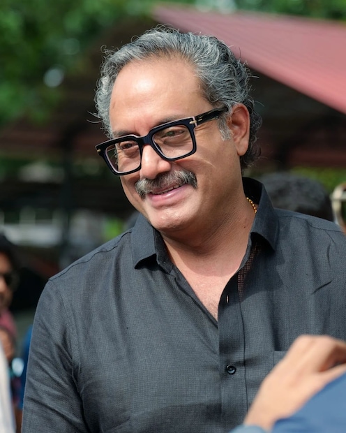വർഷങ്ങൾ പലതു കഴിയുമ്പോഴും മോഹൻലാൽ ഇന്നും ലാലേട്ടനായി നിലകൊള്ളുന്നതിനു കാരണവും ആ ജനപ്രീതി അല്ലാതെ മറ്റൊന്നുമല്ല. സിനിമ എന്ത് നൽകിയോ, ആ സിനിമയ്ക്ക് അതിനേക്കാളേറെ തിരികെ അകമഴിഞ്ഞ് സംഭാവന ചെയ്യുന്ന പ്രകൃതക്കാരനാണ് മോഹൻലാൽ. അദ്ദേഹത്തിന്റെ ആത്മാർപ്പണത്തെ കുറിച്ച് നടൻ സുരേഷ് കൃഷ്ണ പറയുന്നു (തുടർന്ന് വായിക്കുക)