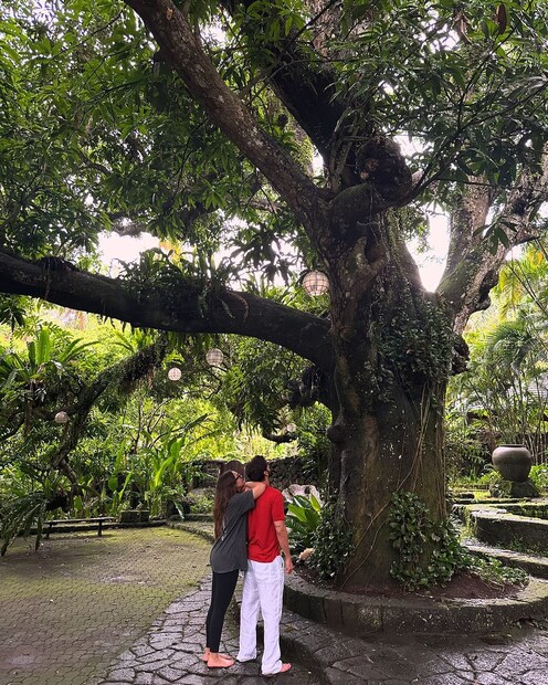  "ഞങ്ങളുടെ വിവാഹത്തിൻ്റെ ഒരു മാസം ഞങ്ങൾ ഏറ്റവും കൂടുതൽ ചെയ്യേണ്ടത് ചെയ്തുകൊണ്ട് ആഘോഷിച്ചു", സൊനാക്ഷി കുറിച്ചു. ഇതൊരു പരസ്യമല്ല, ആരും ഞങ്ങളോട് പോസ്‌റ്റ് ചെയ്യാൻ ആവശ്യപ്പെട്ടില്ല, പക്ഷേ ഫിലിപ്പീൻസില്‍ അവർ താമസിച്ച റിസോർട്ടിന്റെ ആകർഷണീയത പങ്കിടാതിരിക്കാൻ കഴിയില്ലെന്നും താരം പറയുന്നു.