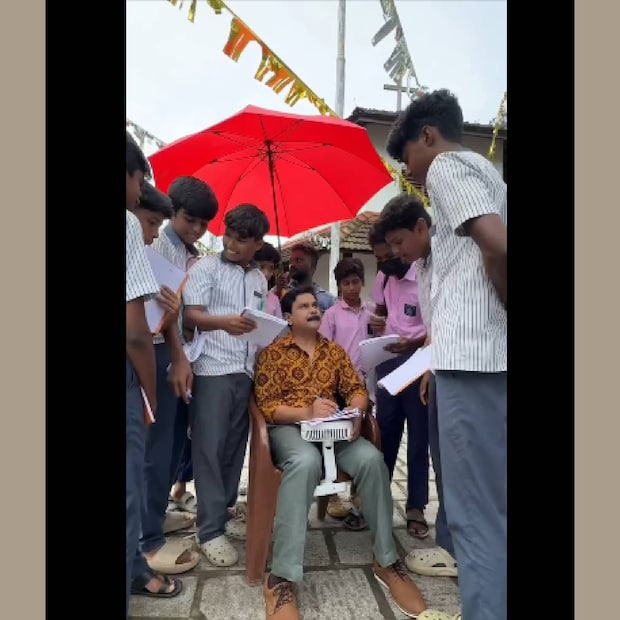 ദിലീപിന്റെ അടുത്ത ചിത്രത്തിന്റെ ലൊക്കേഷനിൽ നടനെ കാണാൻ വന്നവർ സ്കൂൾ വിദ്യാർത്ഥികളാണ്. ദിലീപിന്റെ ഓട്ടോഗ്രാഫ് നേടുകയാണ് ലക്ഷ്യം. ഇപ്പോൾ ദിലീപ് ഇവർക്ക് നടൻ മാത്രമല്ല, ഡോക്‌ടറുടെ അച്ഛൻ കൂടിയാണ്. മകളെ ഡോക്ടർ ആക്കിയ അച്ഛൻ ക്ഷമയോടെ ഭാവിയുടെ വാഗ്ദാനങ്ങൾക്ക് ഓട്ടോഗ്രാഫ് നൽകി (തുടർന്ന് വായിക്കുക)