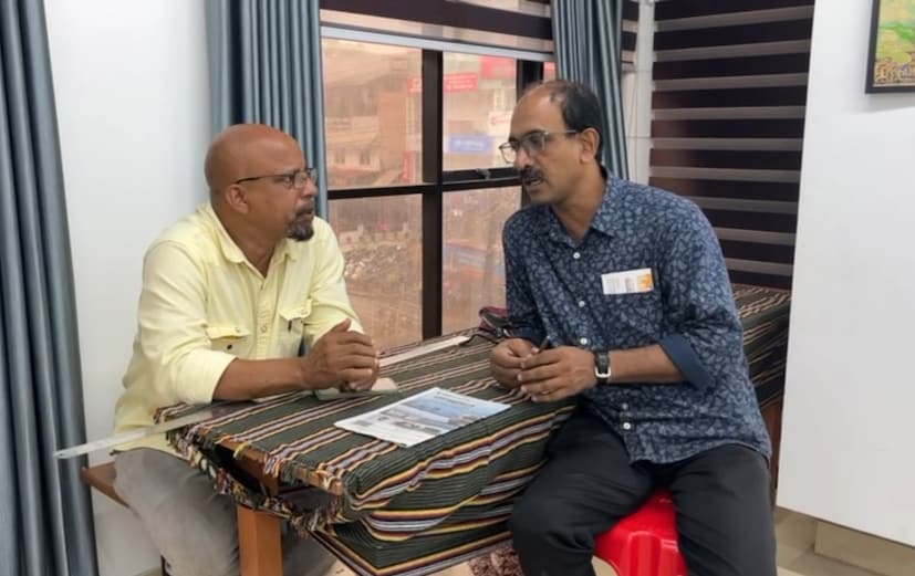  വടകര സ്വദേശികളായ ജഗദീഷ് പാലയാട്ട്, കെ.വി. ശ്രീജേഷ്, കോഴിക്കോട് സ്വദേശി ശ്രീകുമാർ മാവൂർ എന്നിവരാണ് നേപ്പാൾ സന്ദർശനാനുഭവങ്ങൾ ചിത്രങ്ങളായി രൂപപ്പെടുത്തിയത്. തത്സമയം വരച്ച 55 ചിത്രങ്ങളുൾപ്പെടെ എഴുപത് ചിത്രങ്ങളാണ് പ്രദർശിപ്പിക്കുന്നത്.