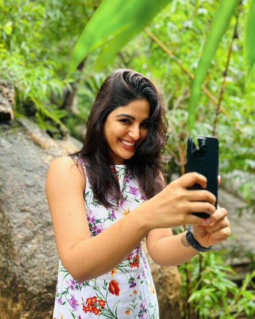  മലയാളത്തില്‍ ഹിറ്റായ അയ്യപ്പനും കോശിയും സിനിമയുടെ തെലുങ്ക് റീമേക്കായ ഭീംല നായിക്കിലൂചടെ തെലുങ്ക് അരങ്ങേറ്റം നടത്തിയ സംയുക്ത പിന്നീട് ധനുഷിന്‍റെ വാത്തി എന്ന ചിത്രത്തിലൂടെ തമിഴിലും തരംഗമായി.
