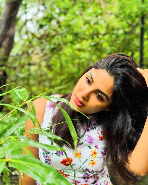  ഇന്നർ പീസിലേക്കുള്ള തിരിച്ചുപോക്ക് എന്ന തലക്കെട്ടോടെ പോസ്റ്റ് ചെയ്ത ഫോട്ടോകൾ നിമിഷങ്ങൾക്കം തന്നെ ആരാധകർ ഏറ്റെടുത്തു.ഈ ഇടക്ക് സംയുക്ത തന്റെ പുതിയ സിനിമയ്ക്ക് വേണ്ടി കിടിലം മേക്കോവർ നടത്തിയിരുന്നു.