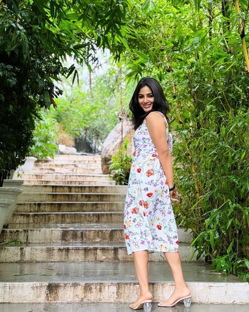  ഈ ചിത്രങ്ങളിൽ താരം കൂടുതൽ സുന്ദരിയായി കാണപെടുന്നലോ എന്നാണ് ആരാധകർ ചോദിക്കുന്നത്. സോഷ്യൽ മീഡിയയിൽ വളരെയധികം സജീവമായ സംയുക്ത ഫോട്ടോഷൂട്ട് മിക്കപ്പോഴും ചിത്രങ്ങൾ പങ്കുവയ്ക്കാറുണ്ട്.