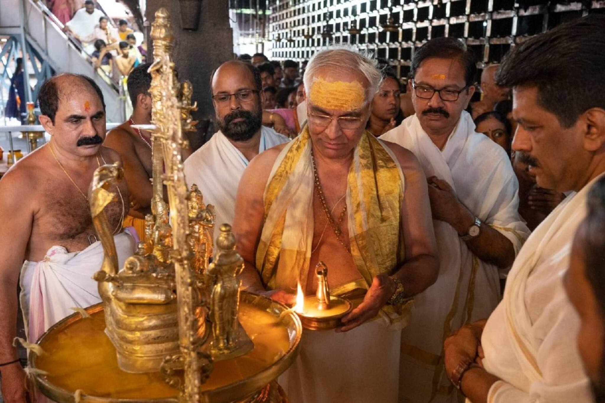 ഗുരുവായൂരപ്പന് 25 ലക്ഷത്തിന്‍റെ വിളക്കുകളും സ്വര്‍ണമാലയും സമർപ്പിച്ച്  പ്രവാസി മലയാളി