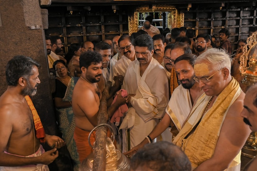  കഴിഞ്ഞ ദിവസം വൈകീട്ട് ദീപാരാധന സമയത്ത് പ്രവാസി വ്യവസായിയായ ആലപ്പുഴ കരുവാറ്റ സ്വദേശി സുരേഷ് കുമാര്‍ പാലാഴിയാണ് ഇവ സമര്‍പ്പിച്ചത്.