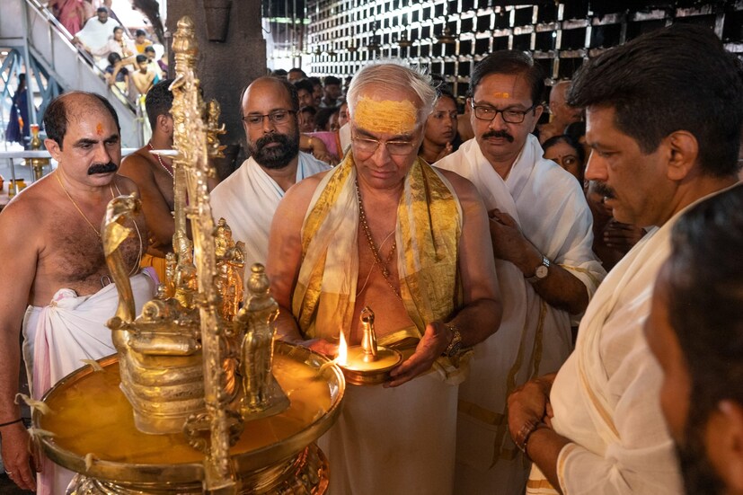  തൃശൂര്‍: ഗുരുവായൂരപ്പന് വഴിപാടായി 25 ലക്ഷത്തിന്‍റെ വിളക്കുകളും സ്വര്‍ണമാലയും സമർപ്പിച്ച് പ്രവാസി മലയാളി. രണ്ട് ദശാവതാര വിളക്കുകളും ആമ വിളക്കും തൂക്കു വിളക്കുകളും അമ്പലമണിയും വിഗ്രഹത്തില്‍ ചാര്‍ത്താന്‍ സ്വര്‍ണ്ണമാലയുമാണ് സമര്‍പ്പിച്ചത്.