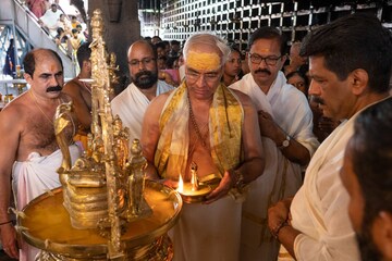 ഗുരുവായൂരപ്പന് 25 ലക്ഷത്തിന്റെ വിളക്കുകളും സ്വര്ണമാലയും സമർപ്പിച്ച് പ്രവാസി മലയാളി ഗുരുവായൂരപ്പന് 25 ലക്ഷത്തിന്റെ വിളക്കുകളും സ്വര്ണമാലയും സമർപ്പിച്ച് പ്രവാസി മലയാളി