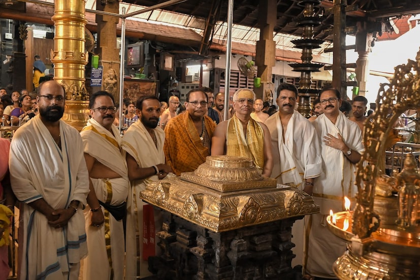  മുന്‍ ഭരണ സമിതി അംഗം മനോജ് ബി നായര്‍, പ്രമോദ് കളരിക്കല്‍, ക്ഷേത്രം അസി മാനേജര്‍ കെ രാമകൃഷ്ണന്‍, വിനു പരപ്പനങ്ങാടി എന്നിവര്‍ ചടങ്ങില്‍ സന്നിഹിതരായി.
