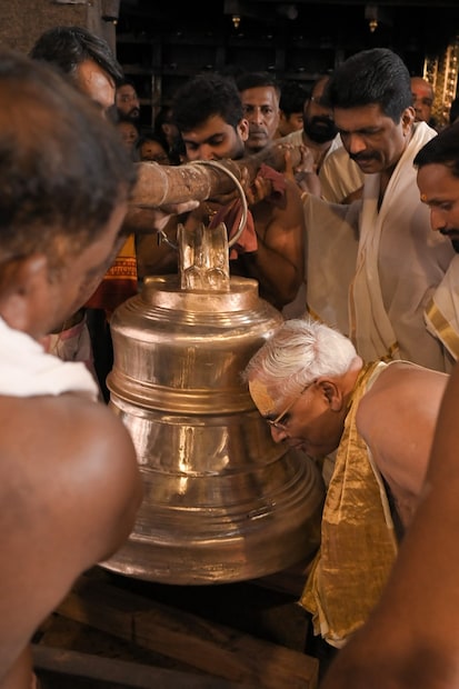  ക്ഷേത്രം തന്ത്രി പി സി ദിനേശന്‍ നമ്പൂതിരിപ്പാട് കൊടിമരത്തിന് സമീപം വാതില്‍മാടത്തിന് മുന്നില്‍ ദശാവതാര വിളക്കില്‍ ദീപം തെളിയിച്ചു. അഡ്മിനിസ്‌ട്രേറ്റര്‍ കെ പി വിനയന്‍ സമര്‍പ്പണം എറ്റുവാങ്ങി.